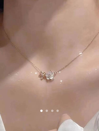 Flower Necklace //Gold